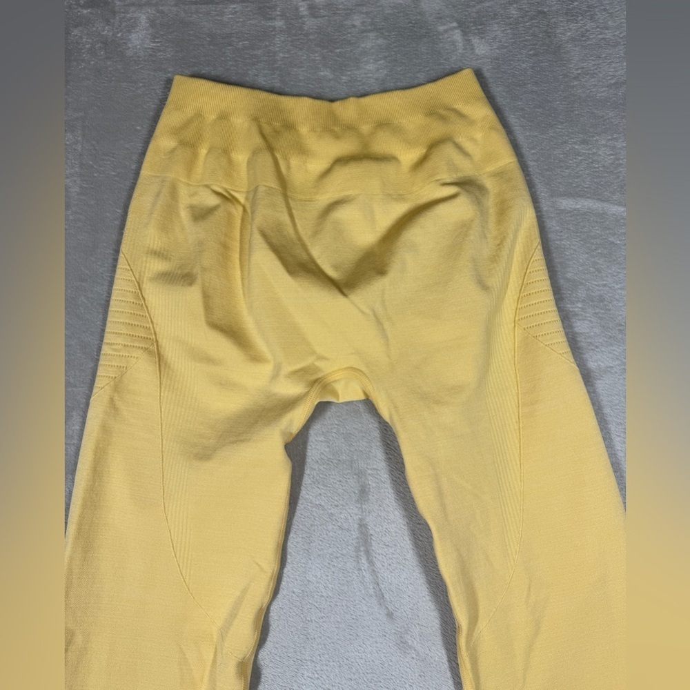 Alphalete Butter Yellow Surge Athletic Gym Leggings Size Medium - Picture 2 of 15